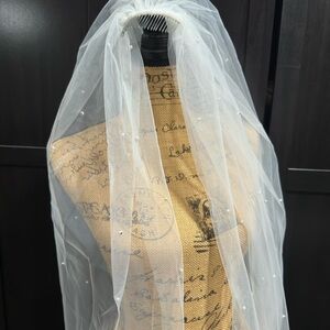 Elegant White Bridal Veil with Pearls